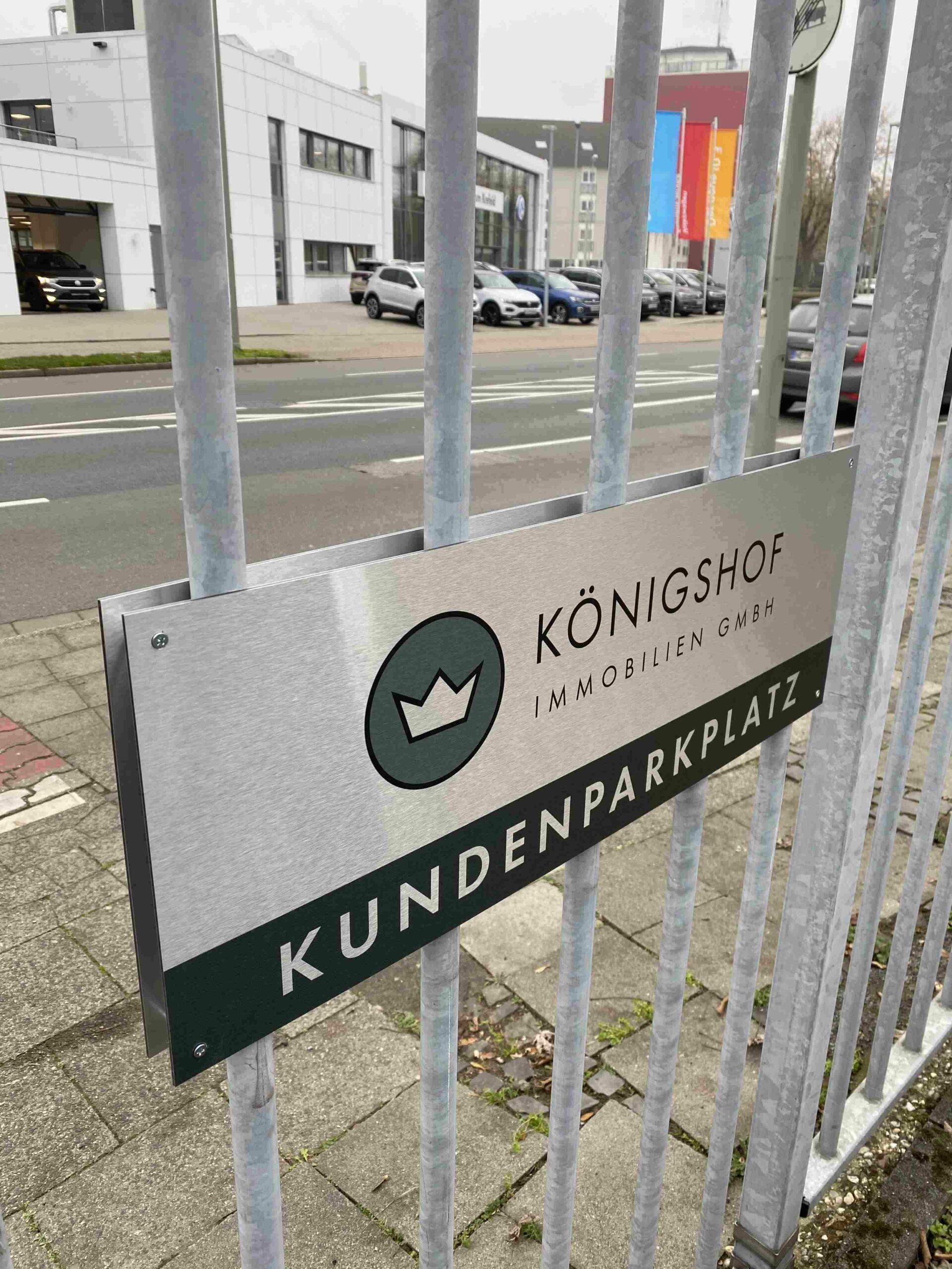 Elementor #1075 8 Parkplatzschild Aluminium gebürstet mit edlem Logodruck